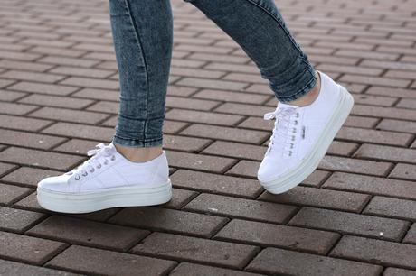 Outfit sportychic con flatforms