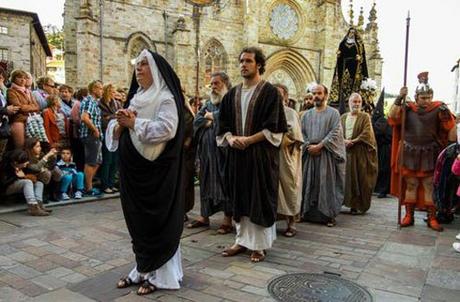 Via Crucis, la virgen y los apostoles