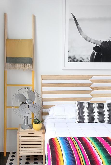 Tendencia cabecero geométrico con tablas de madera.