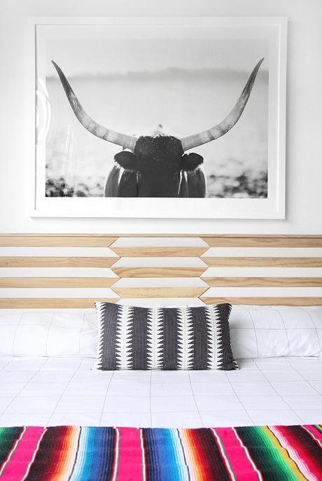 Tendencia cabecero geométrico con tablas de madera.