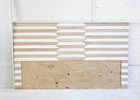 Tendencia cabecero geométrico con tablas de madera.