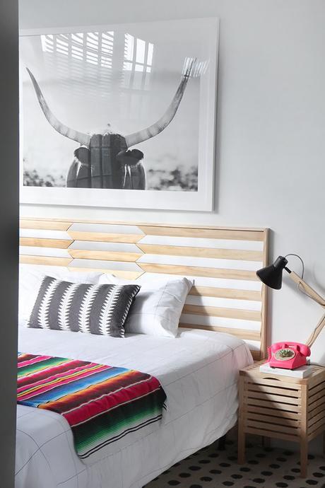 Tendencia cabecero geométrico con tablas de madera.