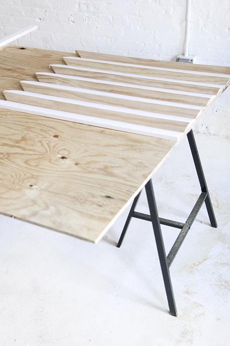 Tendencia cabecero geométrico con tablas de madera.