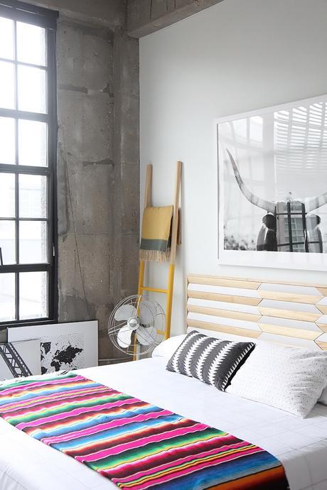 Tendencia cabecero geométrico con tablas de madera.