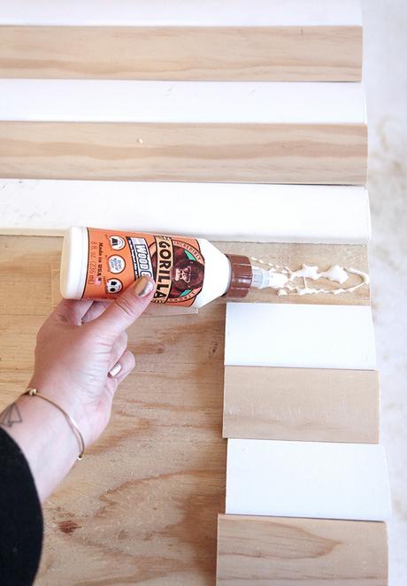 Tendencia cabecero geométrico con tablas de madera.