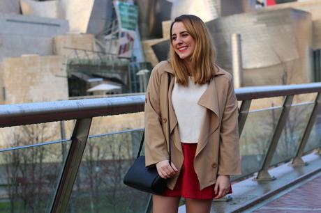 Outfit de falda setentera con botas altas