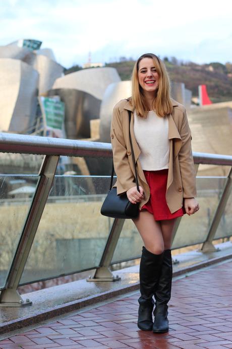 Outfit de falda setentera con botas altas