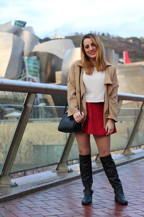 Outfit de falda setentera con botas altas