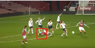 Una futbolista del Tottenham pisa la cabeza a su rival