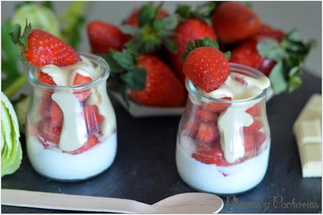 Vasitos de Fresas con yogur y salsa de Chocolate Blanco