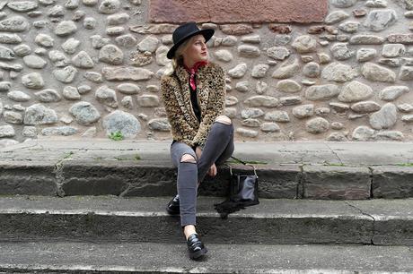 MUST HAVE: RIPPED KNEE JEANS MUST HAVE: RIPPED KNEE JEANS