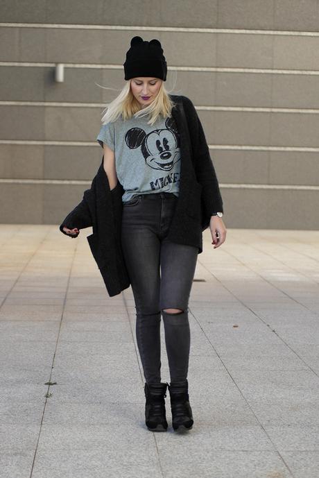 MUST HAVE: RIPPED KNEE JEANS MUST HAVE: RIPPED KNEE JEANS