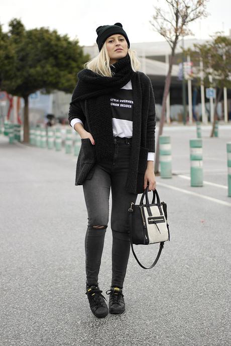 MUST HAVE: RIPPED KNEE JEANS MUST HAVE: RIPPED KNEE JEANS