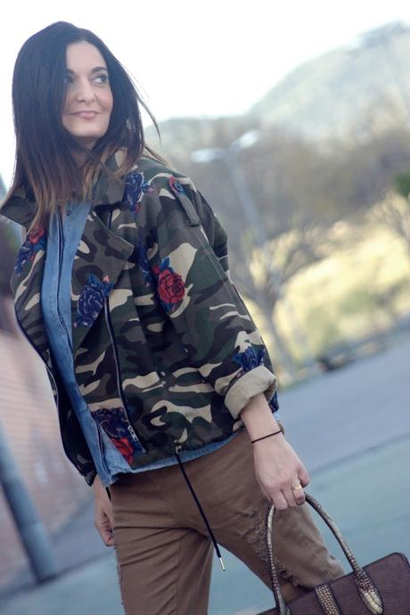 Cazadora con estampado militar