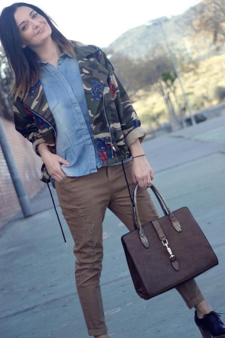 Cazadora con estampado militar