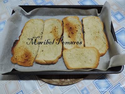 Tostadas en la estufa de leña con tomate, jamón y habas.