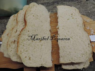 Tostadas en la estufa de leña con tomate, jamón y habas.