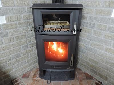 Tostadas en la estufa de leña con tomate, jamón y habas.