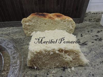 Tostadas en la estufa de leña con tomate, jamón y habas.