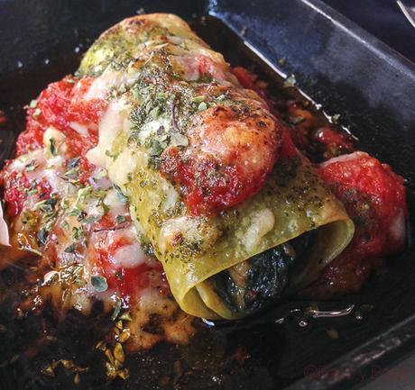 Canelon de verduras ecologicas tomate confitado parmesano y pesto abrassame las arenas baco y boca