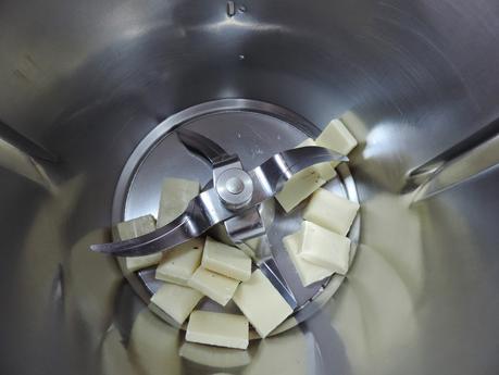 Mini tarta huesitos con barquillos de nata y chocolate con cobertura de nutella.