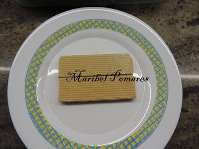 Mini tarta huesitos con barquillos de nata y chocolate con cobertura de nutella.