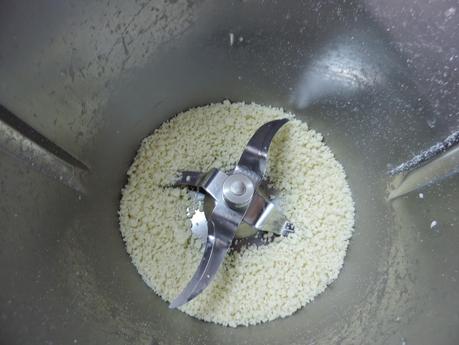 Mini tarta huesitos con barquillos de nata y chocolate con cobertura de nutella.