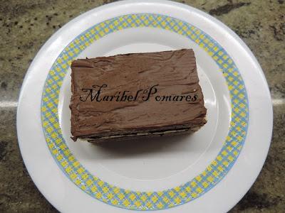 Mini tarta huesitos con barquillos de nata y chocolate con cobertura de nutella.