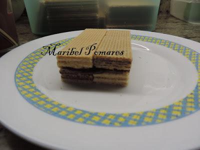 Mini tarta huesitos con barquillos de nata y chocolate con cobertura de nutella.