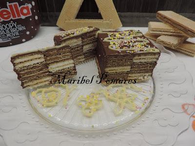 Mini tarta huesitos con barquillos de nata y chocolate con cobertura de nutella.