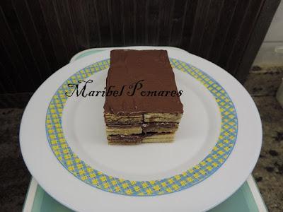 Mini tarta huesitos con barquillos de nata y chocolate con cobertura de nutella.