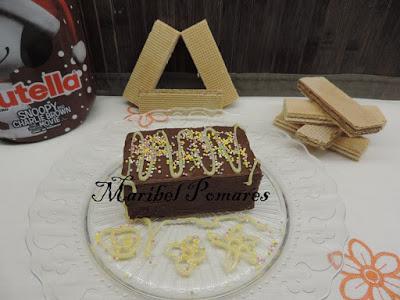 Mini tarta huesitos con barquillos de nata y chocolate con cobertura de nutella.