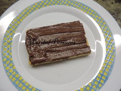 Mini tarta huesitos con barquillos de nata y chocolate con cobertura de nutella.