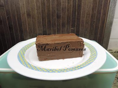 Mini tarta huesitos con barquillos de nata y chocolate con cobertura de nutella.