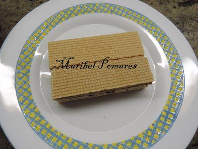 Mini tarta huesitos con barquillos de nata y chocolate con cobertura de nutella.