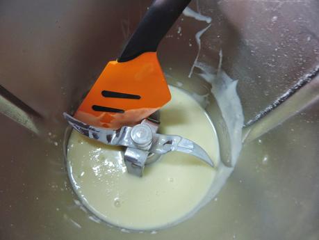 Mini tarta huesitos con barquillos de nata y chocolate con cobertura de nutella.