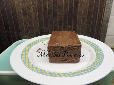 Mini tarta huesitos con barquillos de nata y chocolate con cobertura de nutella.