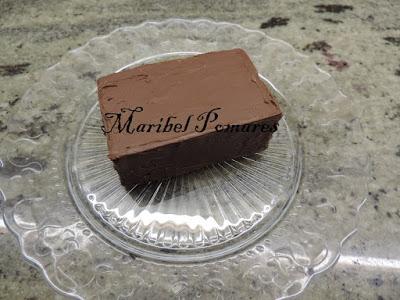 Mini tarta huesitos con barquillos de nata y chocolate con cobertura de nutella.