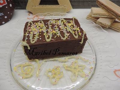 Mini tarta huesitos con barquillos de nata y chocolate con cobertura de nutella.