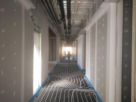 PRIMERAS IMÁGENES DEL MONTAJE DEL COLEGIO INFANTIL DISEÑADO POR A-CERO EN UN MUNICIPIO AL SUR DE MADRID