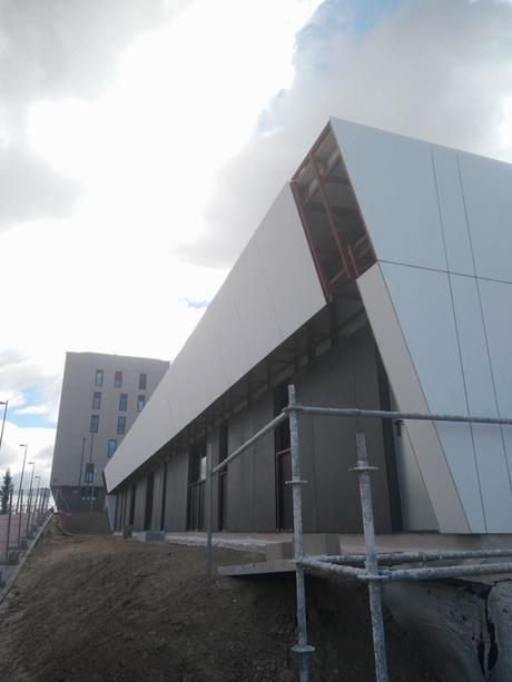 PRIMERAS IMÁGENES DEL MONTAJE DEL COLEGIO INFANTIL DISEÑADO POR A-CERO EN UN MUNICIPIO AL SUR DE MADRID