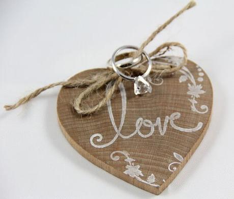 Un corazón de madera para llevar los anillos de la boda - Foto: Etsy
