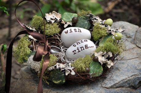 Un nido decorado con flores y plantas para las alianzas de vuestra boda - Foto; Pinterest