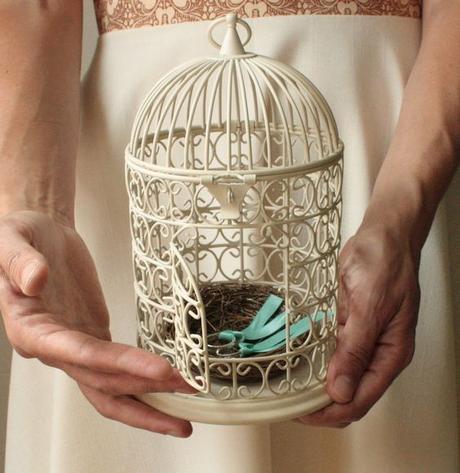 Una jaula con un nido de amor para los anillos de boda - Foto: Platelia