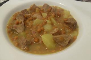 Lentejas estofadas con carne al curry