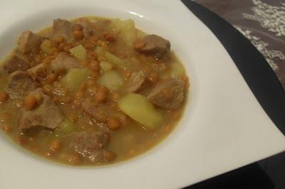 Lentejas estofadas con carne al curry