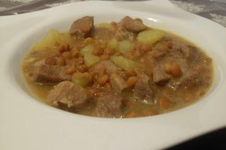 Lentejas estofadas con carne al curry