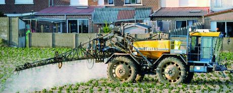 Vecinos de campos de cultivo amenazados por los pesticidas.