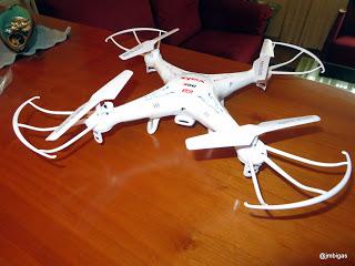 Volando un dron de juguete SYMA X5C1