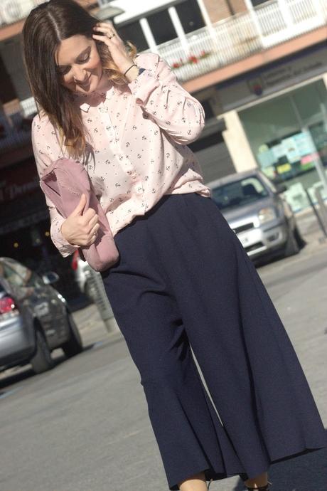 Con culottes y gabardina de ante